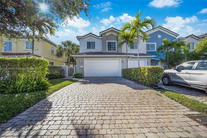 photo 1: 2656 NE 30th Pl, Fort Lauderdale FL 33306