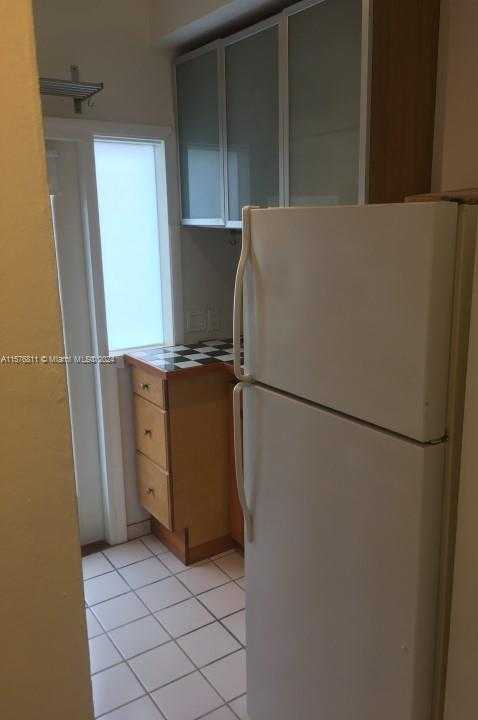 photo 2: 4720 Pine Tree Dr Unit 17, Miami Beach FL 33140