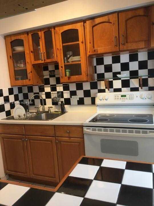 photo 3: 4720 Pine Tree Dr Unit 17, Miami Beach FL 33140