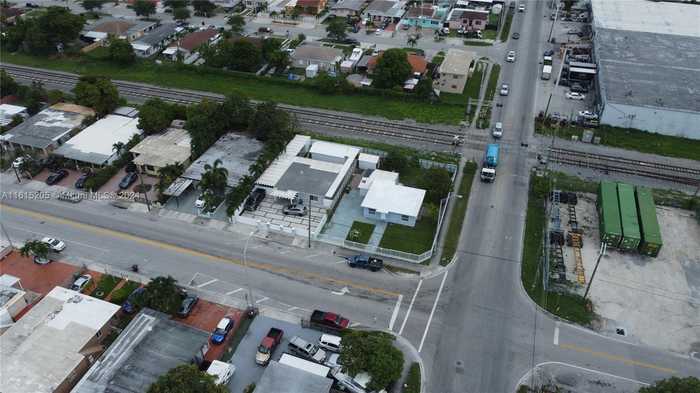 photo 1: 991 E 21st St, Hialeah FL 33013