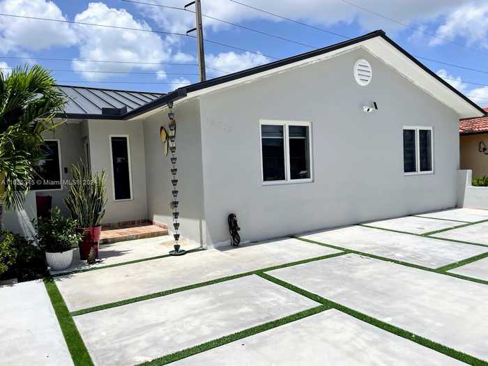 photo 1: 13753 SW 9th St, Miami FL 33184