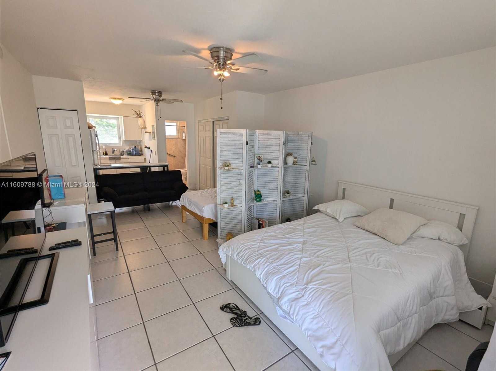 photo 1: 158 Ocean Dr Unit 406, Miami Beach FL 33139