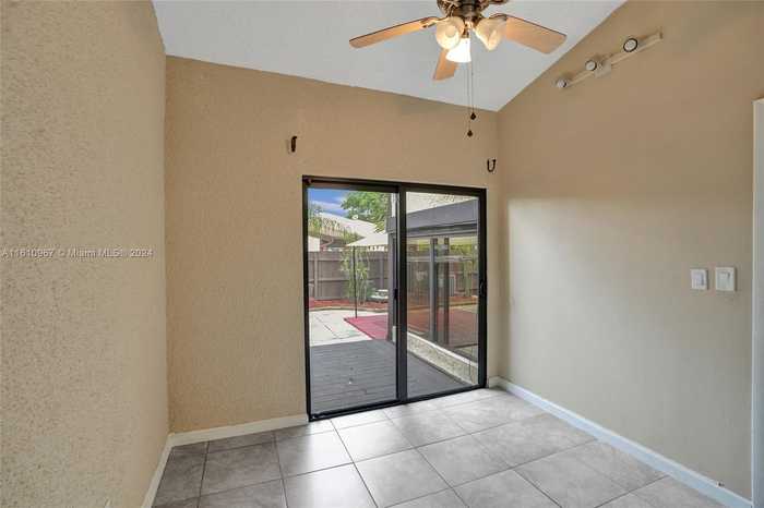 photo 36: 10121 Woodbury Ct, Pembroke Pines FL 33026