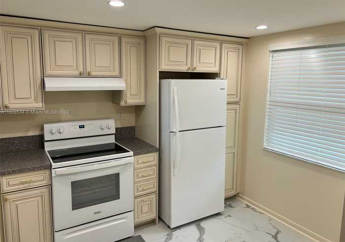 photo 2: 900 Colony Point Cir Unit 505, Pembroke Pines FL 33026