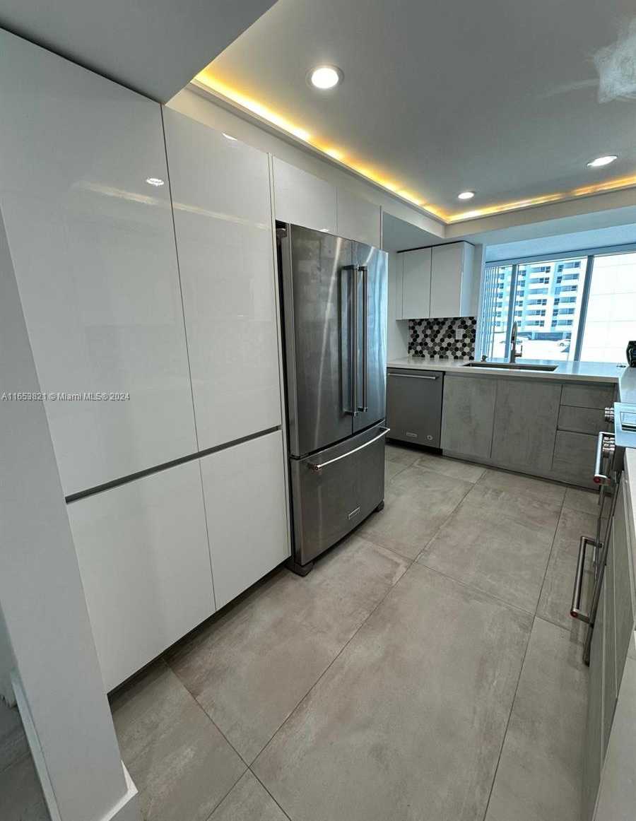 photo 2: 2655 Collins Ave Unit 509, Miami Beach FL 33140