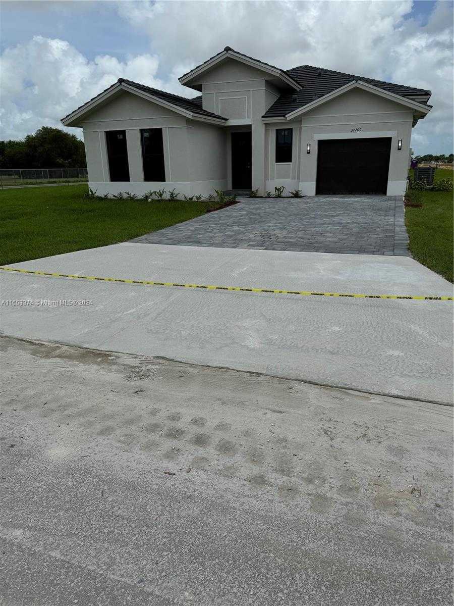 photo 1: 32209 SW 195th Ave, Homestead FL 33030