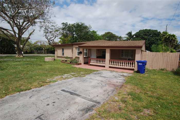 photo 2: 1801 NE 176th St, North Miami Beach FL 33162