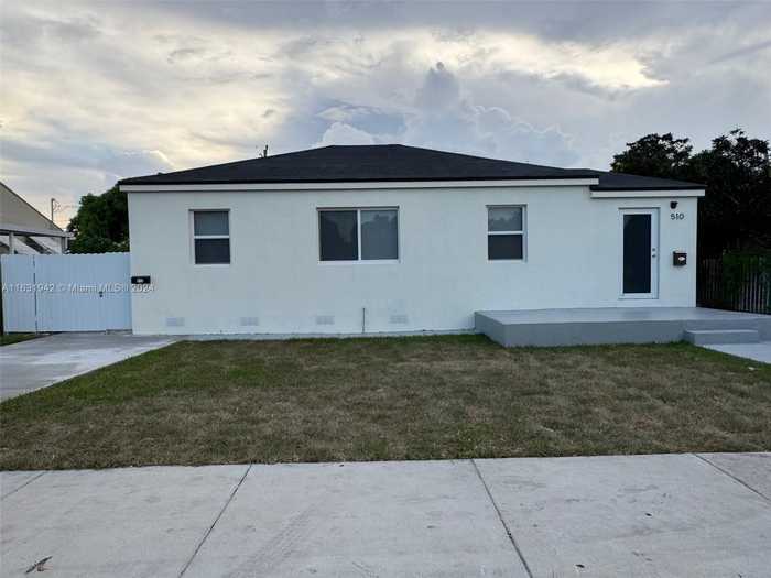 photo 1: 510-512 NW 32nd Ct, Miami FL 33125