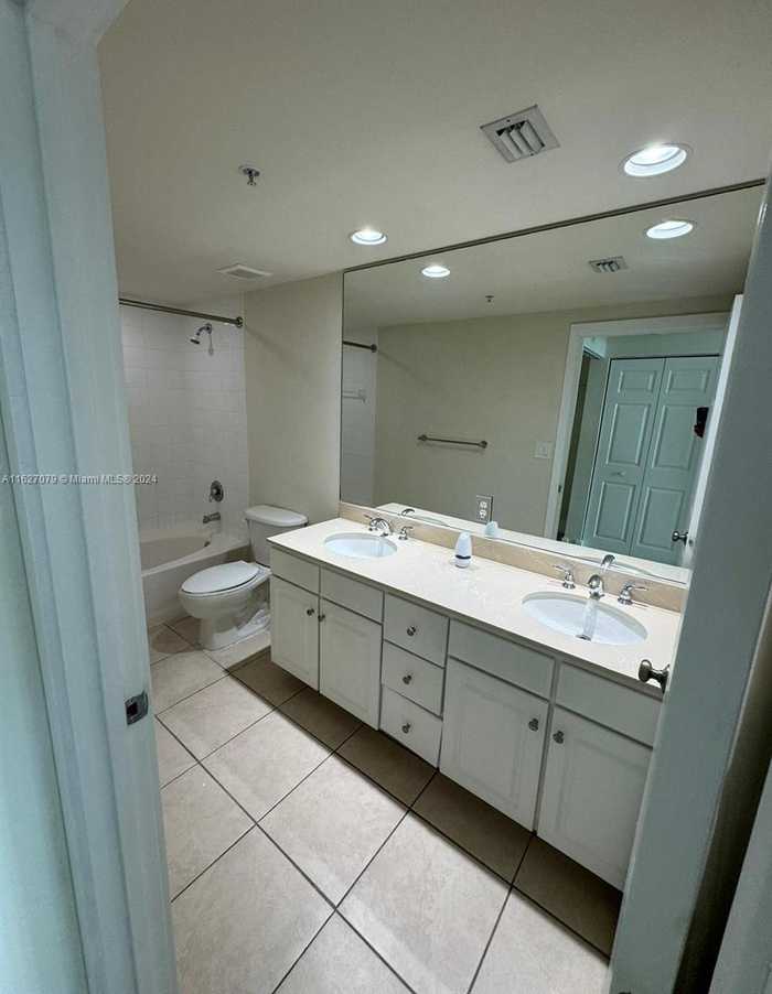 photo 8: 2000 N Bayshore Dr Unit 801, Miami FL 33137