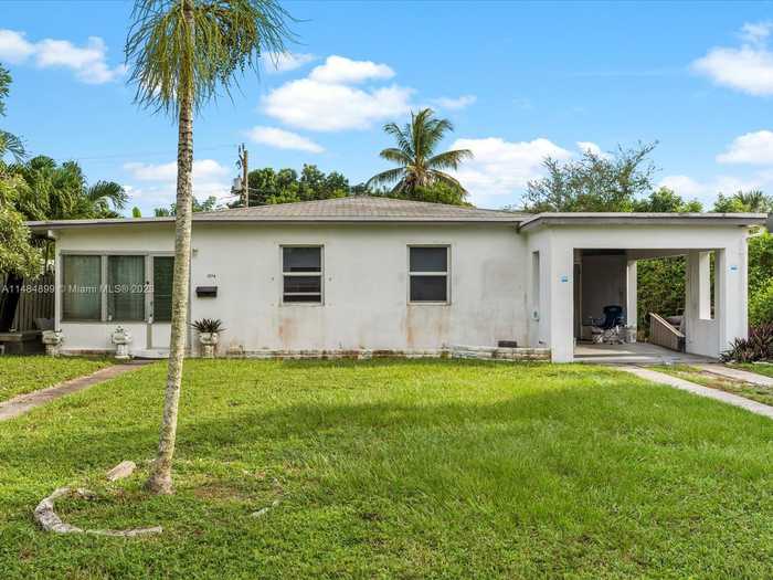 photo 1: 1974 NE 177th St, North Miami Beach FL 33162