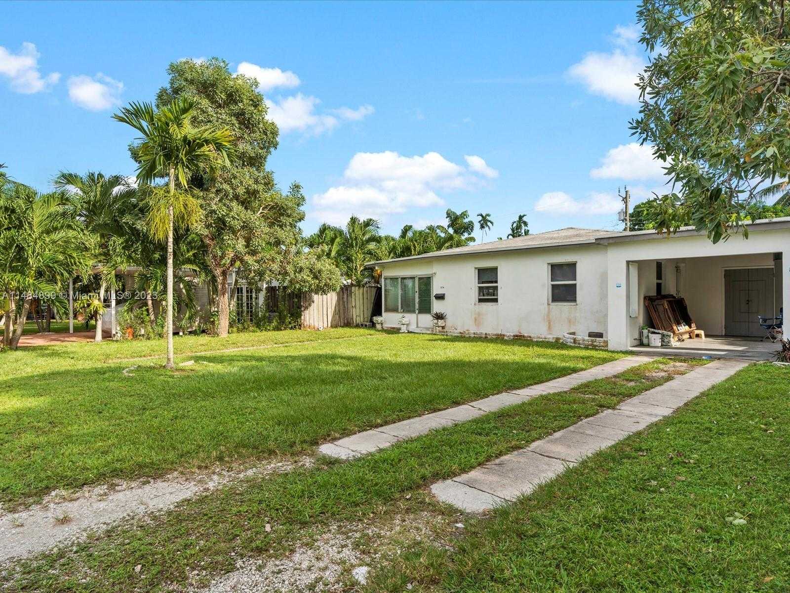 photo 3: 1974 NE 177th St, North Miami Beach FL 33162