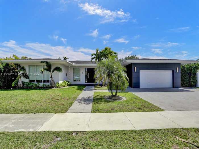 photo 2: 1910 NE 193rd St, Miami FL 33179