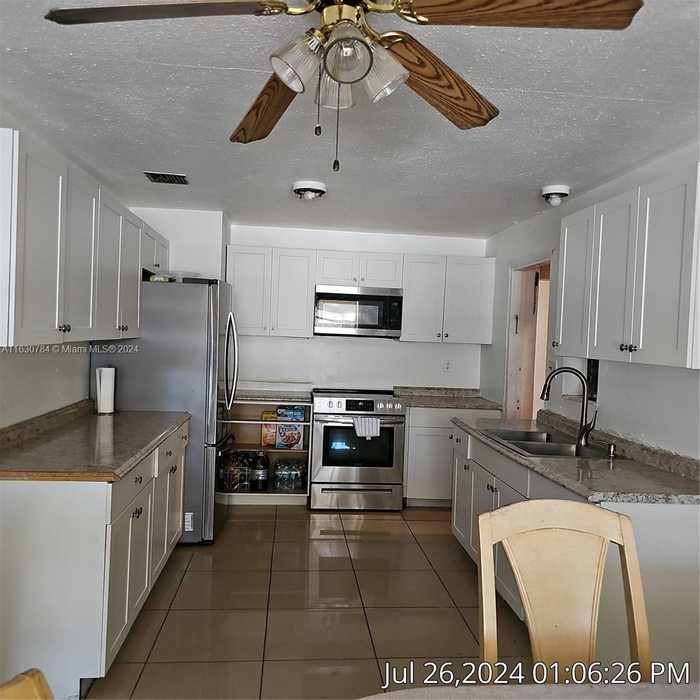 photo 2: 424 NW 16th Ave, Fort Lauderdale FL 33311