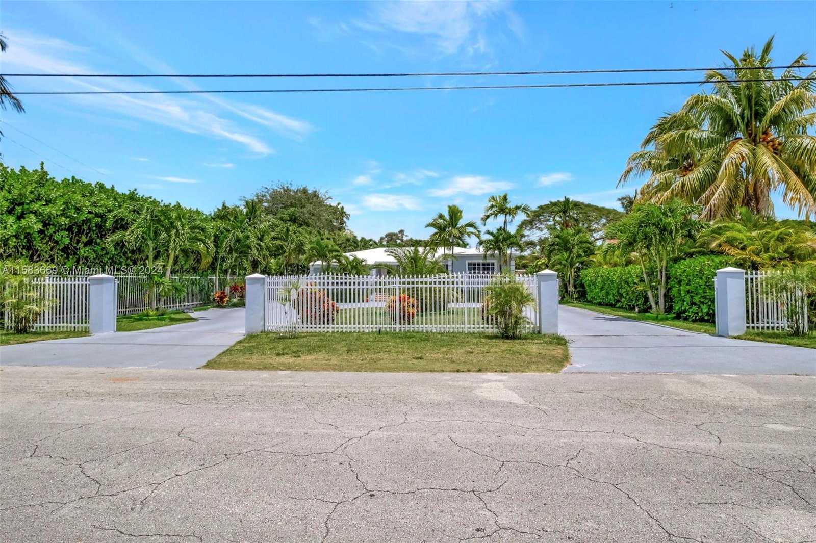 photo 3: 341 S Biscayne River Dr, Miami FL 33169