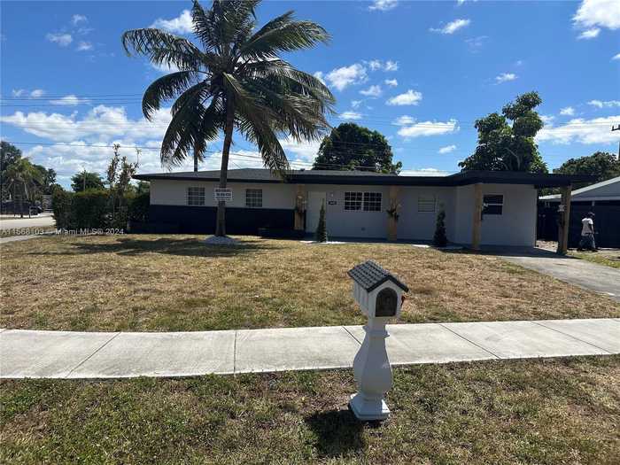 photo 2: 4400 NW 179th St, Miami Gardens FL 33055