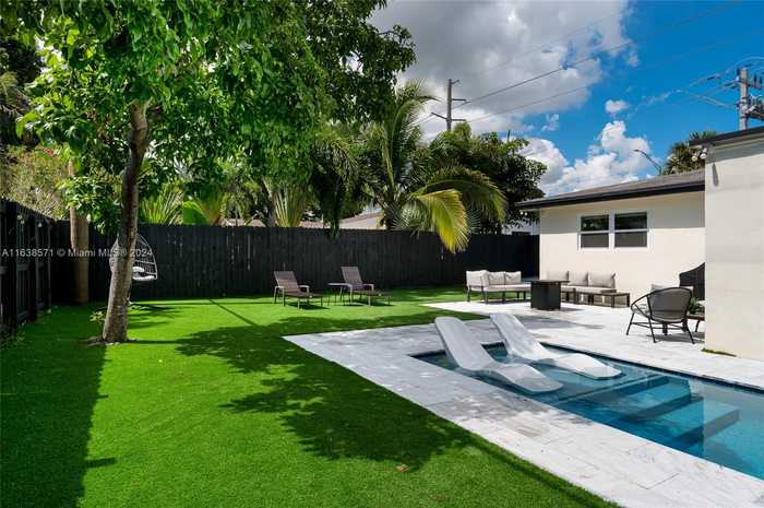 photo 1: 5530 NE 18th Ave, Fort Lauderdale FL 33334