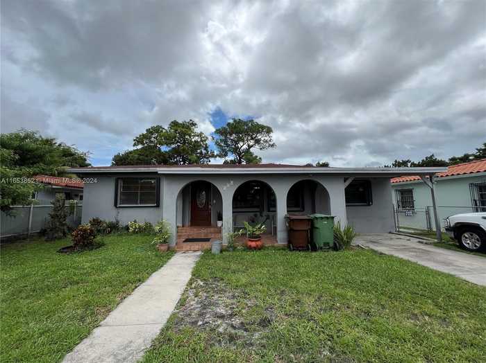 photo 1: 546 E 27th St, Hialeah FL 33013