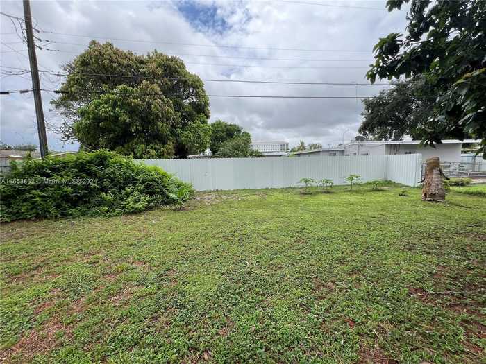 photo 25: 546 E 27th St, Hialeah FL 33013