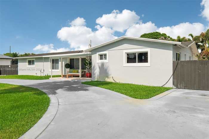 photo 2: 27890 SW 161st Ave, Homestead FL 33031