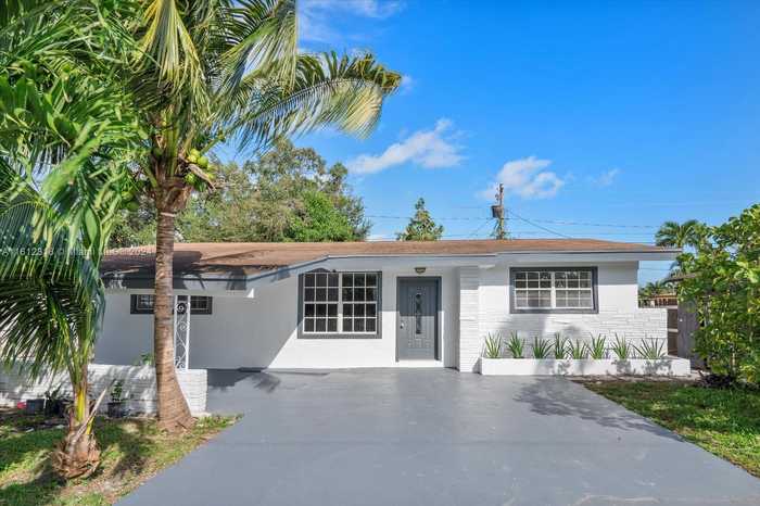 photo 1: 261 NE 172nd St, North Miami Beach FL 33162