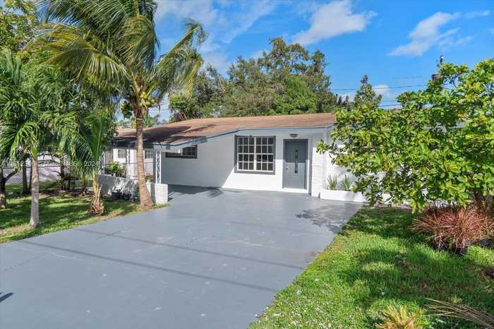 photo 2: 261 NE 172nd St, North Miami Beach FL 33162