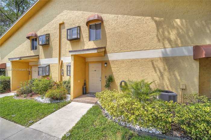 photo 1: 3089 N Oakland Forest Dr Unit 101, Oakland Park FL 33309