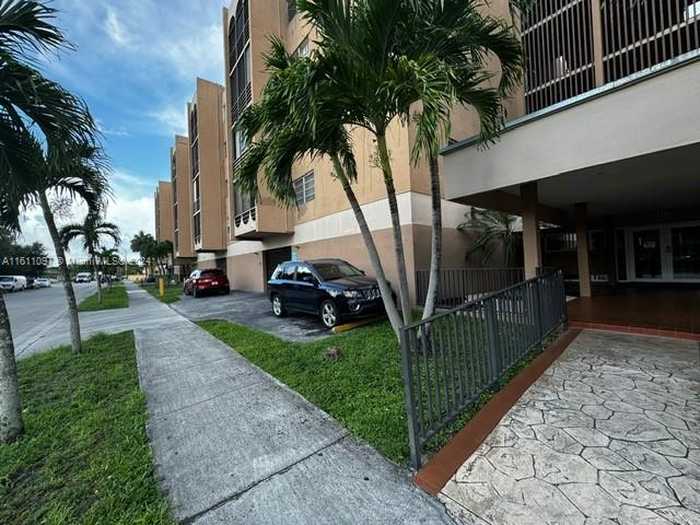 photo 2: 4680 W 13th Ln Unit 524, Hialeah FL 33012