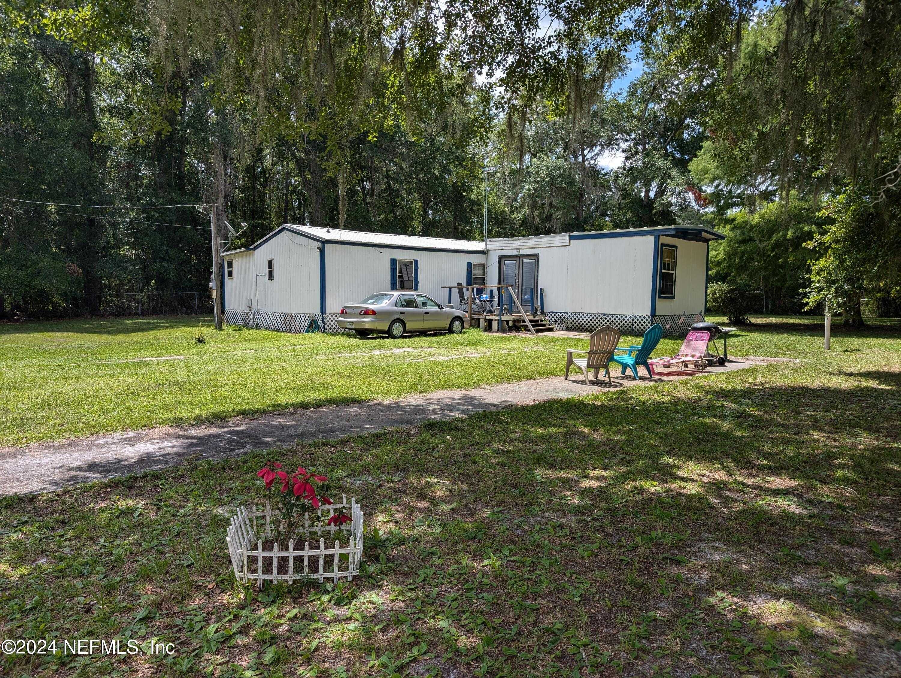 photo 2: 114 GEORGE Avenue, Interlachen FL 32148