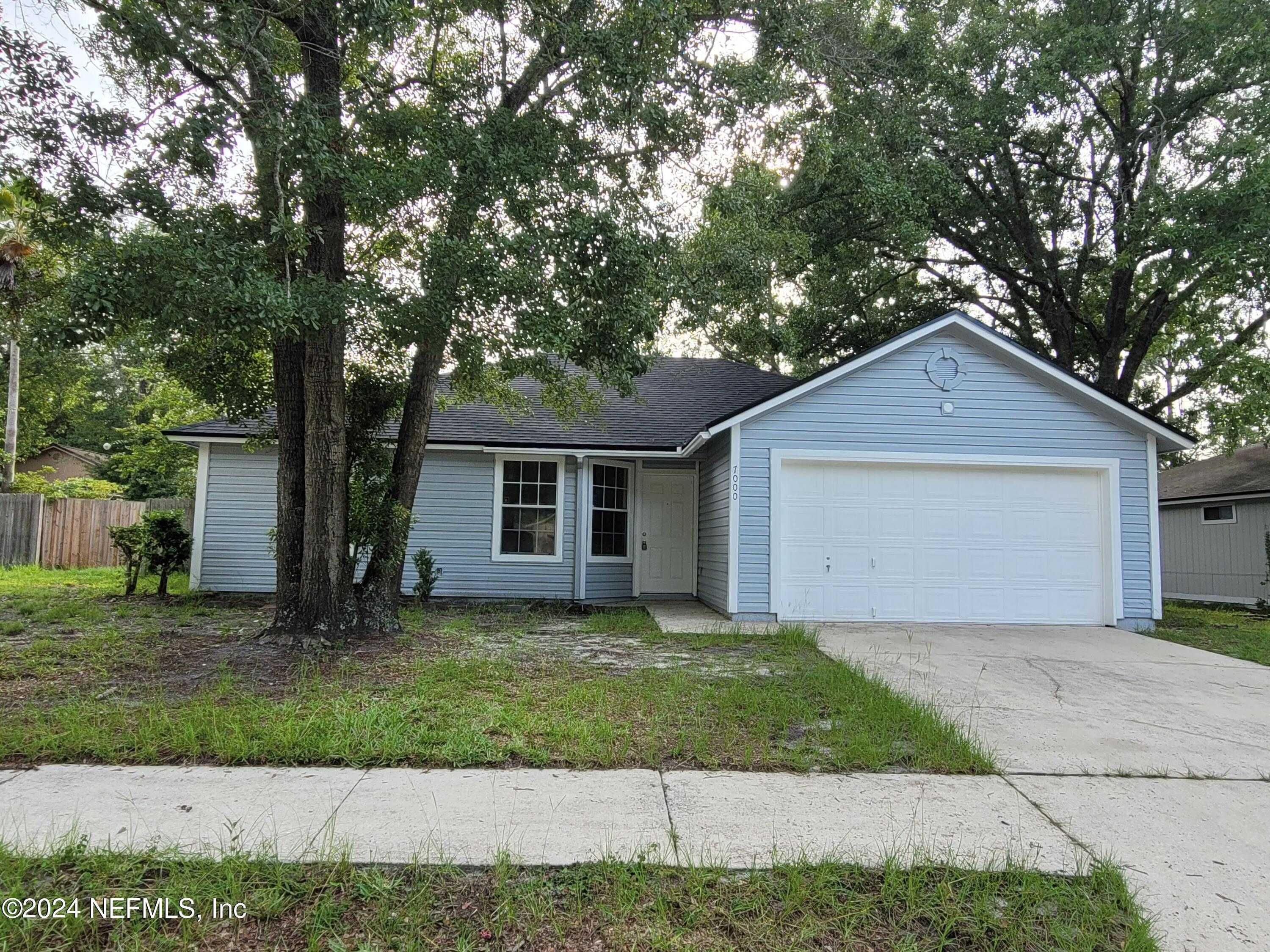 photo 1: 7000 HUNTINGTON WOODS Circle E, Jacksonville FL 32244