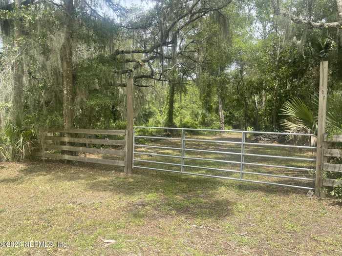 photo 2: 136 W GRANDVIEW Drive, East Palatka FL 32131