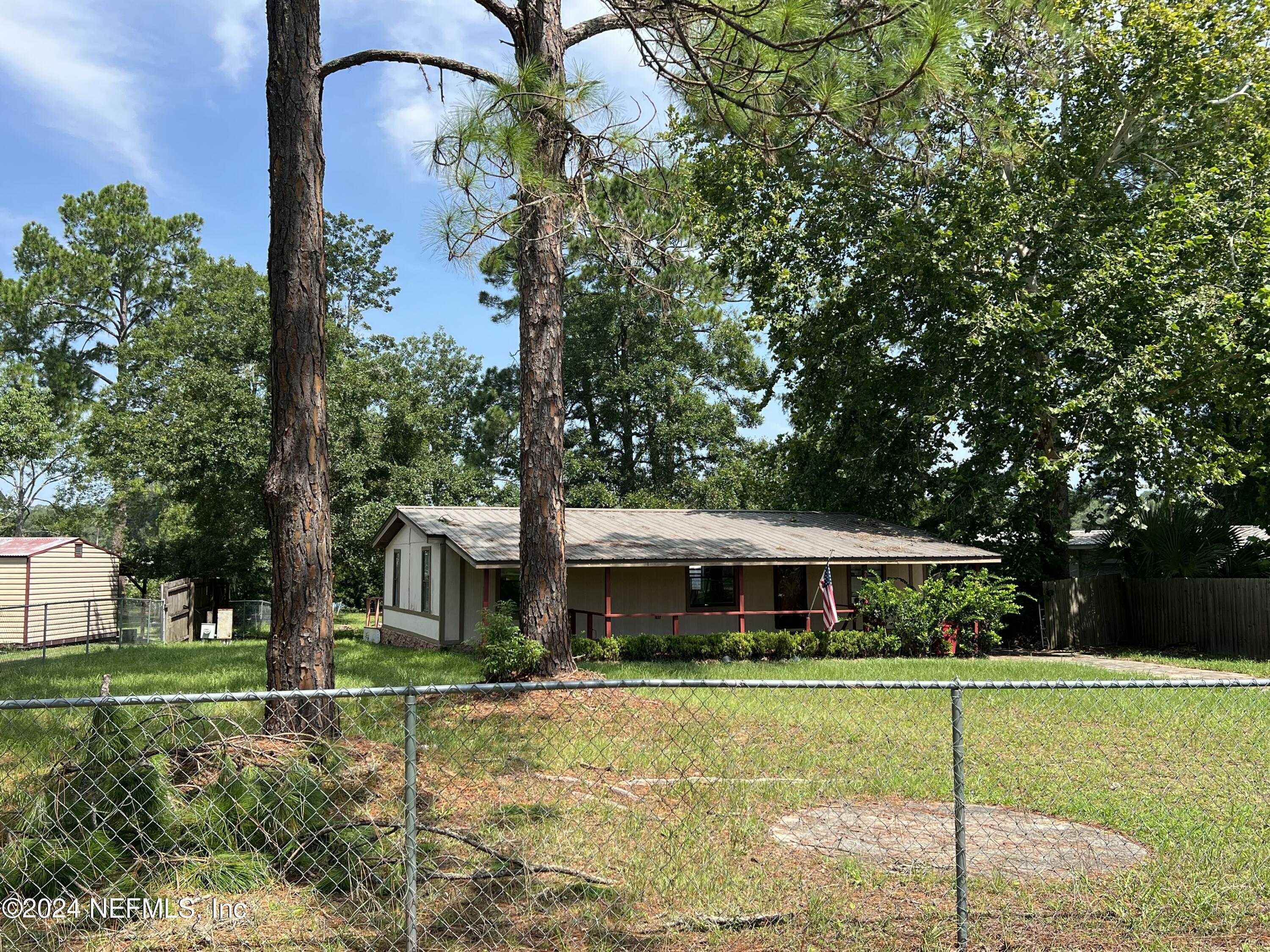 photo 1: 212 SALEM Street, Interlachen FL 32148