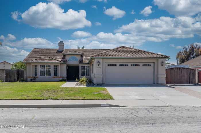 photo 2: 1525 Gardenia Street, Lompoc CA 93436