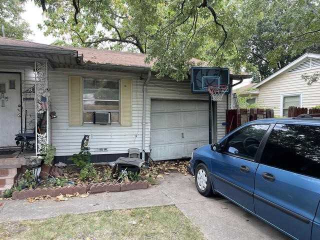 photo 2: 214 E Daugherty Drive, Garland TX 75041