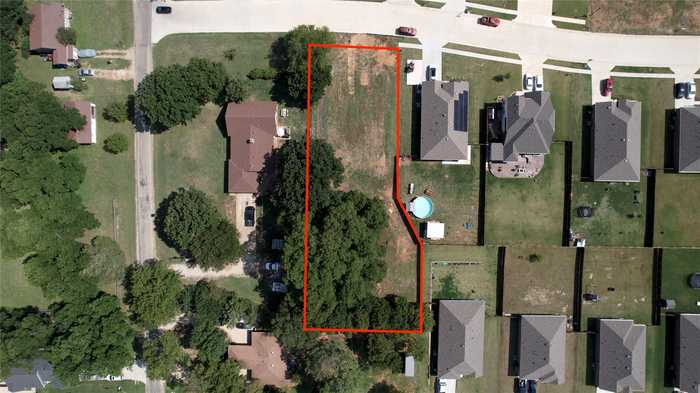 photo 2: 203 Lakeview Circle, Pilot Point TX 76258