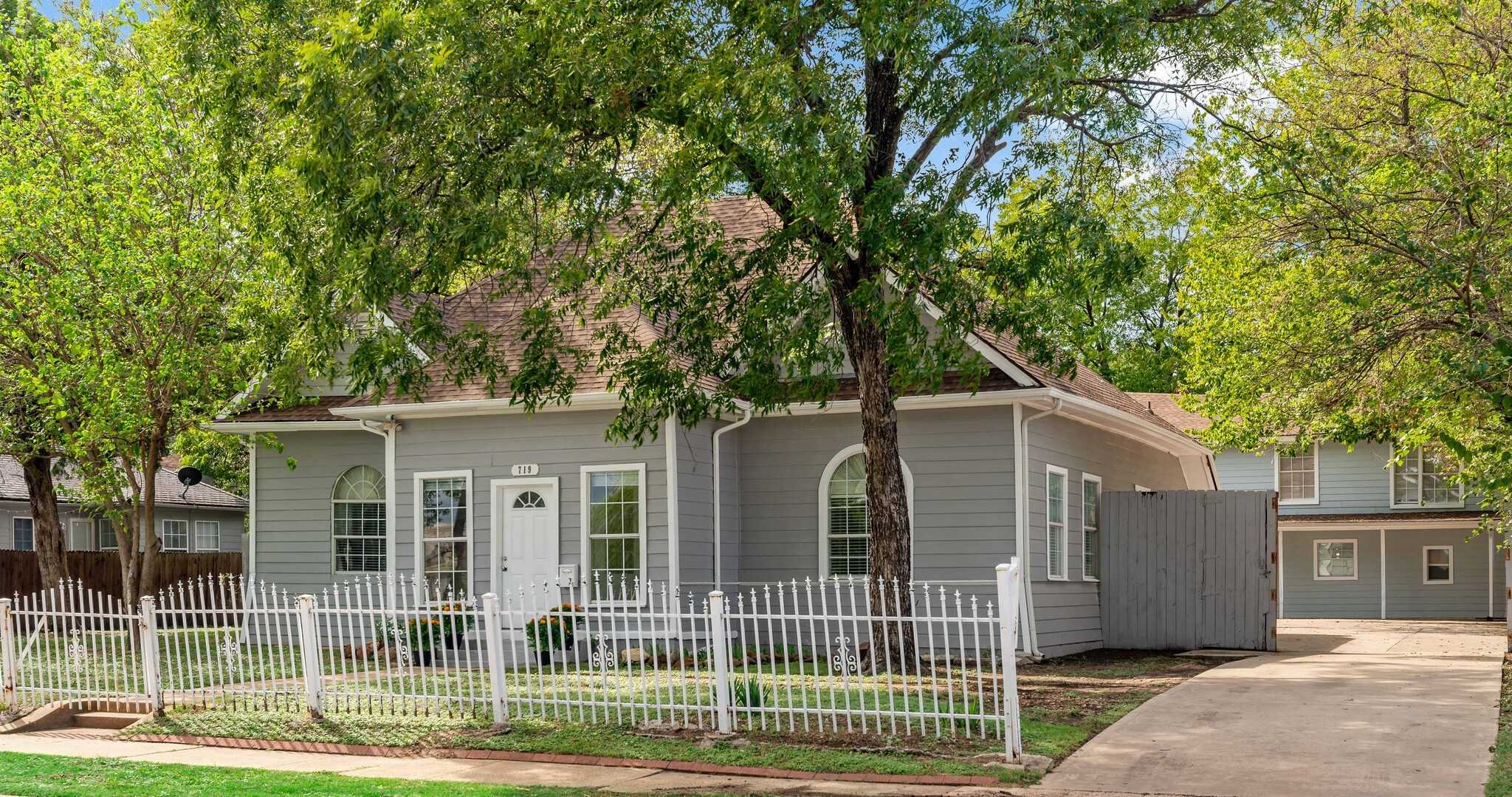 photo 2: 719 Elsbeth Street, Dallas TX 75208