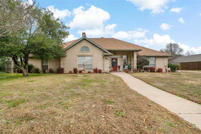 photo 1: 3925 JASMINE ST Street, Paris TX 75462