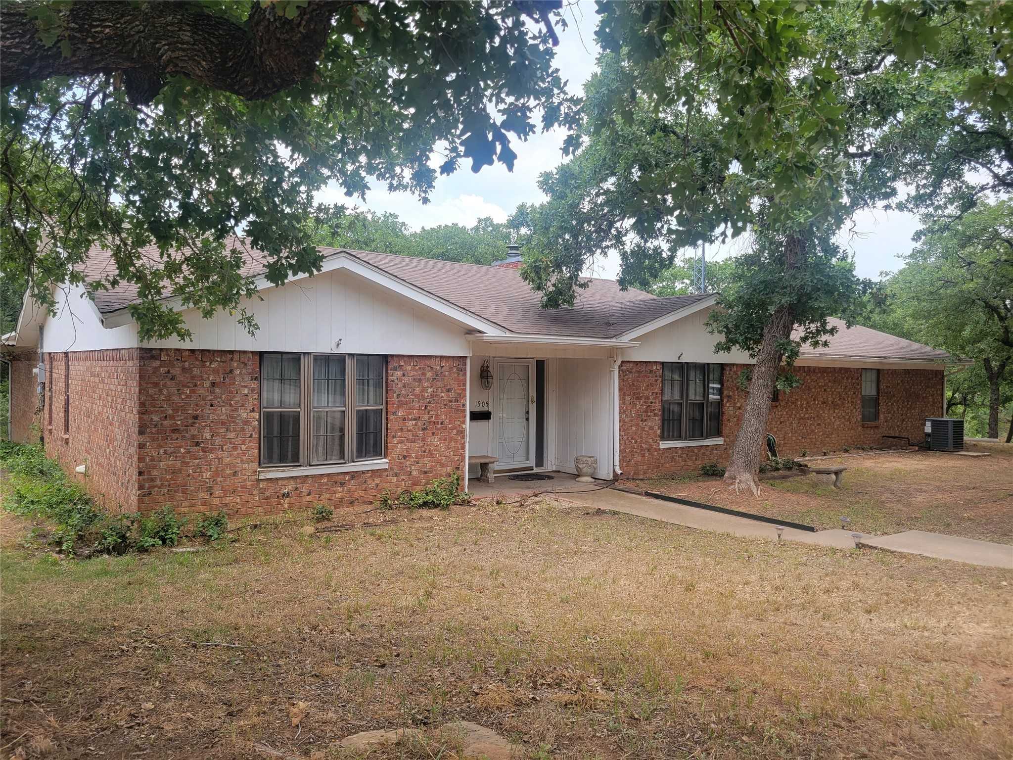 photo 2: 1505 S Rodgers Drive, Graham TX 76450