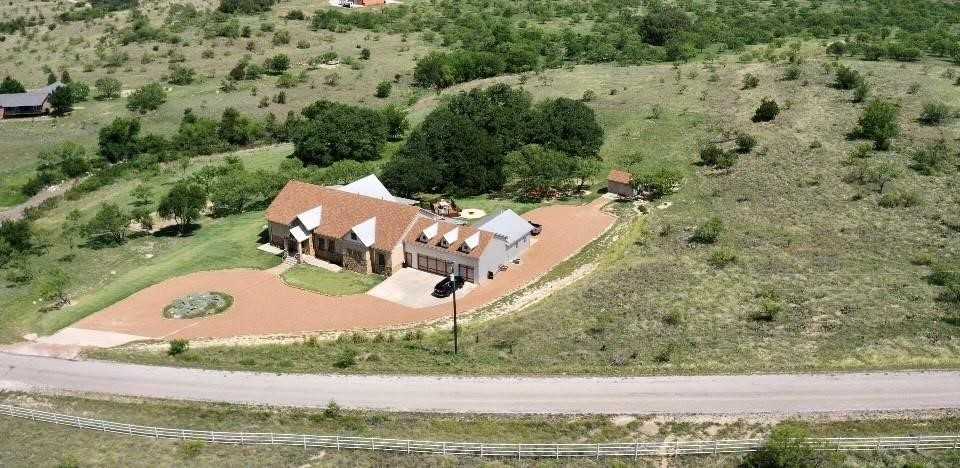 photo 2: 117 Hawkwood Court, Comanche TX 76442