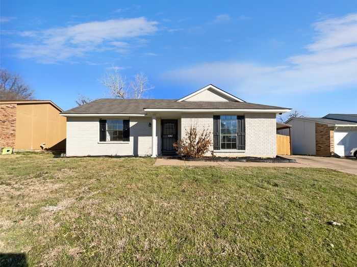 photo 1: 6925 Sunflower Circle S, Fort Worth TX 76120