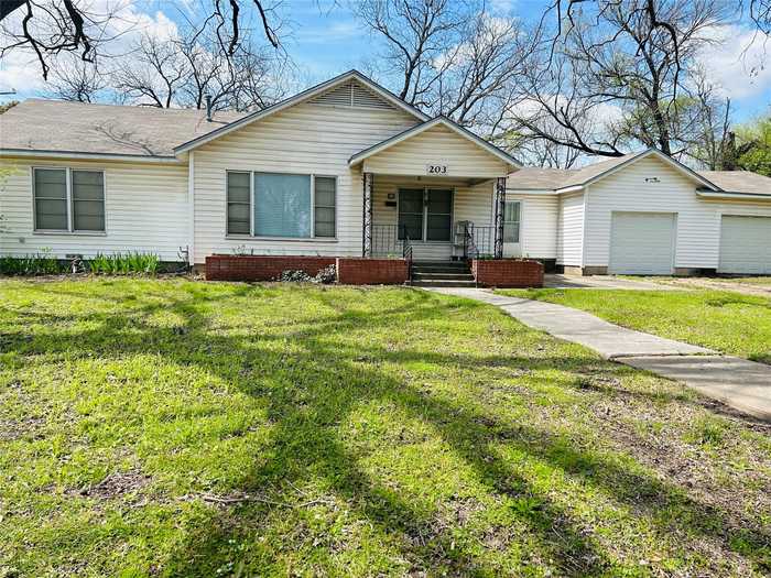 photo 1: 203 N Avenue H, Clifton TX 76634