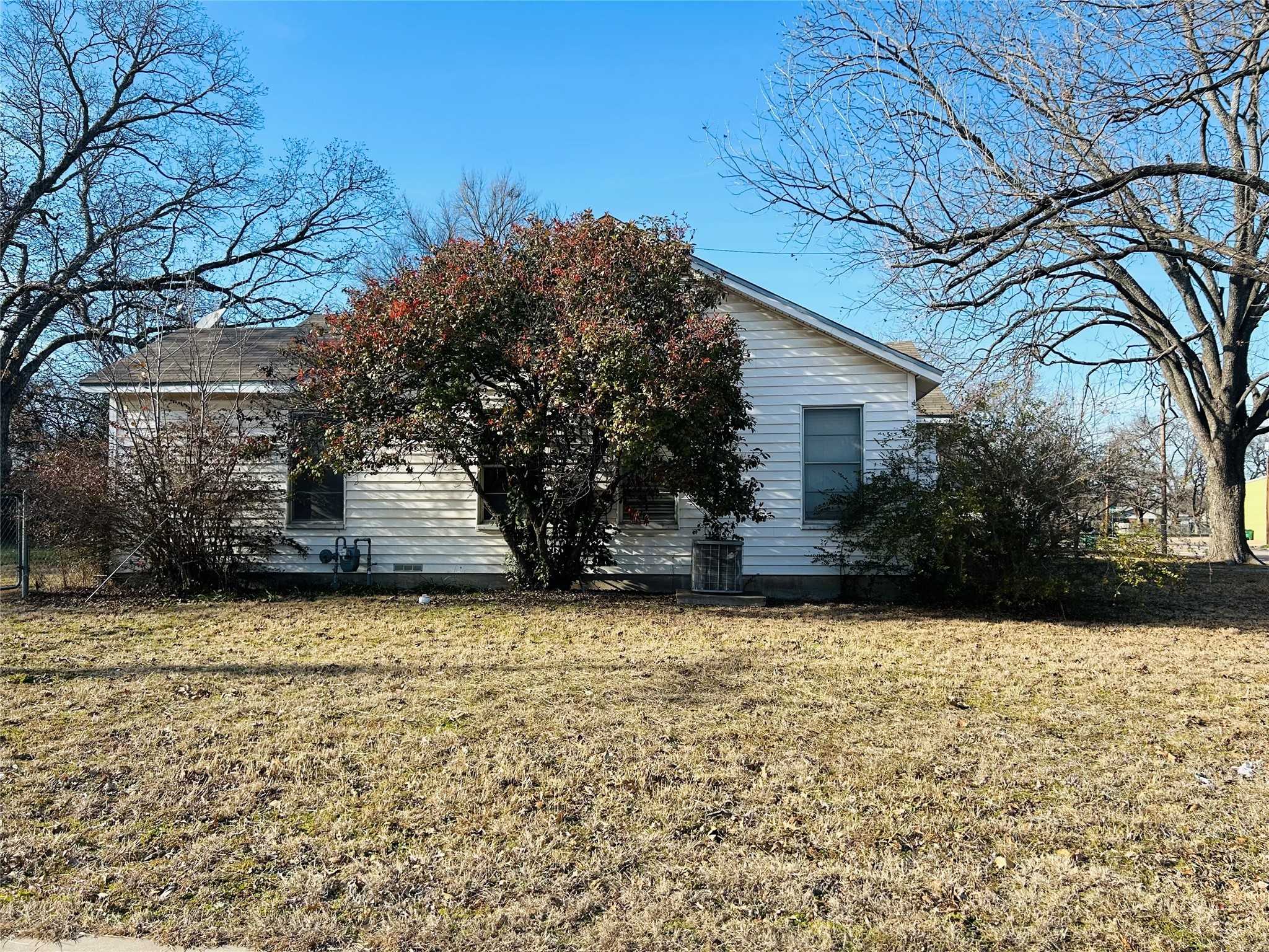 photo 3: 203 N Avenue H, Clifton TX 76634