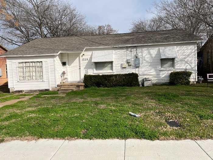 photo 1: 1729 Parkside Avenue, Irving TX 75061