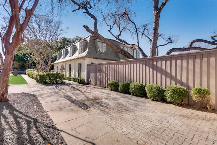 photo 2: 5501 Hillcrest Avenue, Highland Park TX 75205