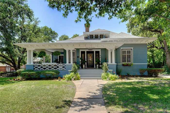 photo 1: 705 W Oak Street, Denton TX 76201