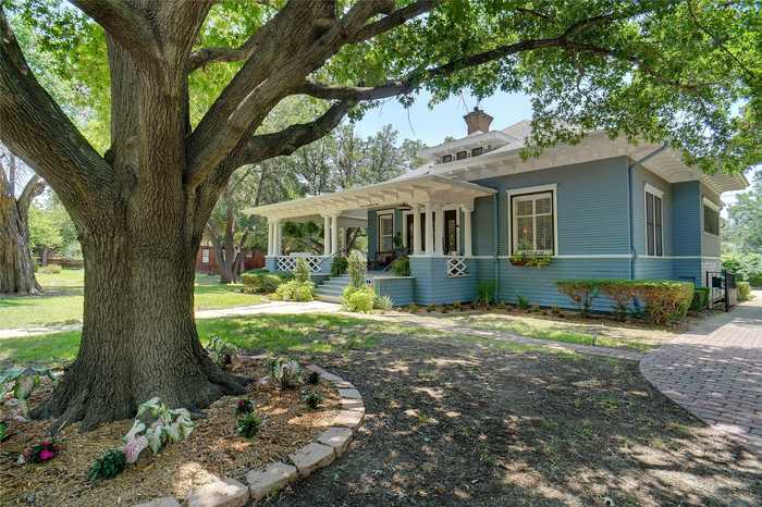 photo 2: 705 W Oak Street, Denton TX 76201