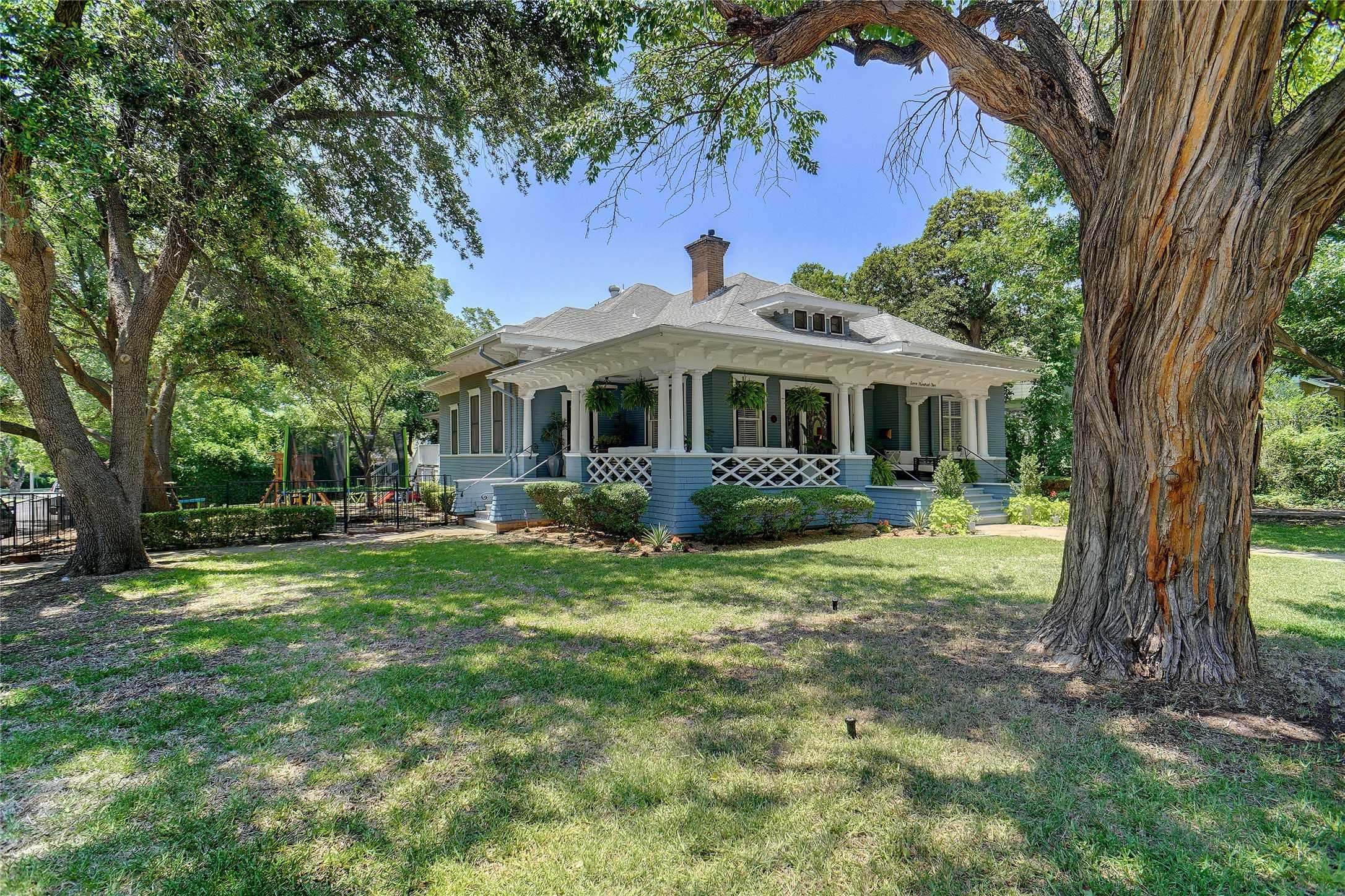 photo 3: 705 W Oak Street, Denton TX 76201