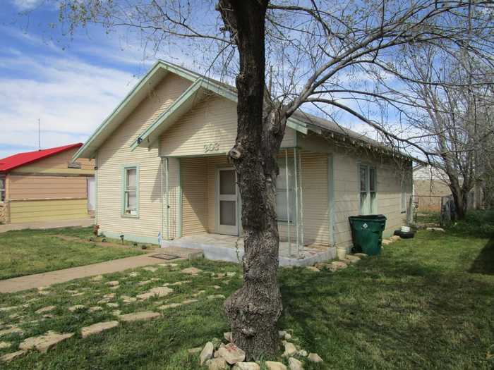 photo 2: 203 E 6th Street, Quanah TX 79252