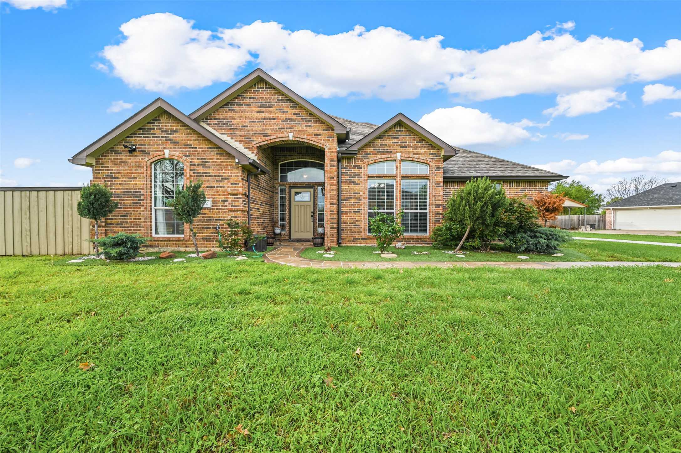 photo 1: 412 Kings Creek Drive, Terrell TX 75161