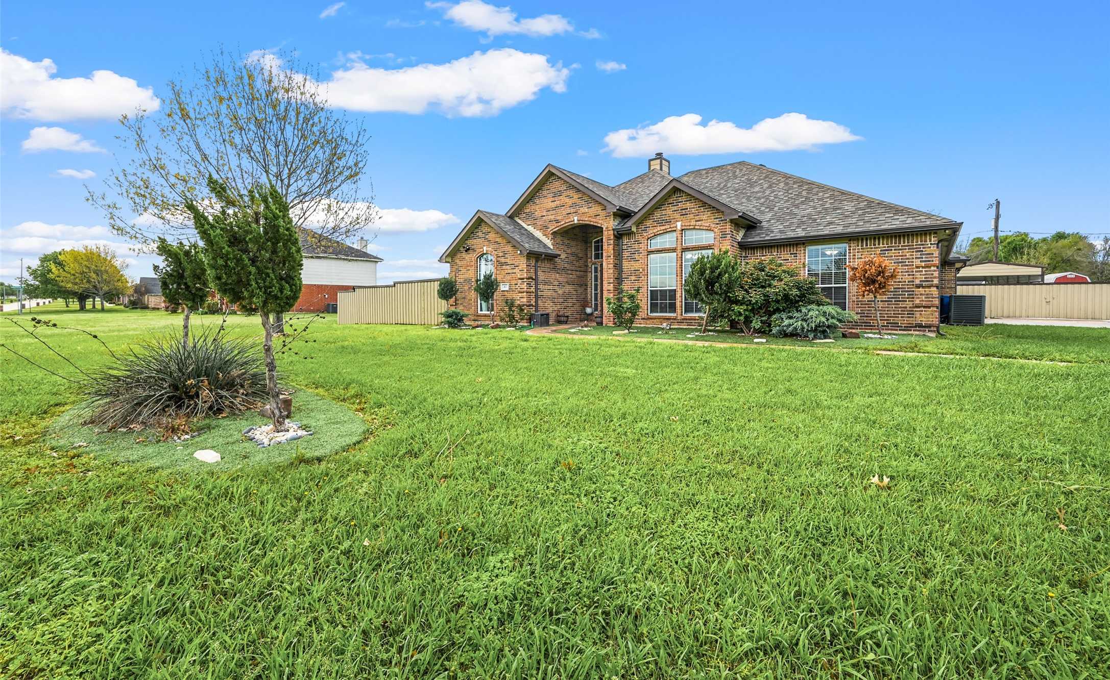 photo 2: 412 Kings Creek Drive, Terrell TX 75161