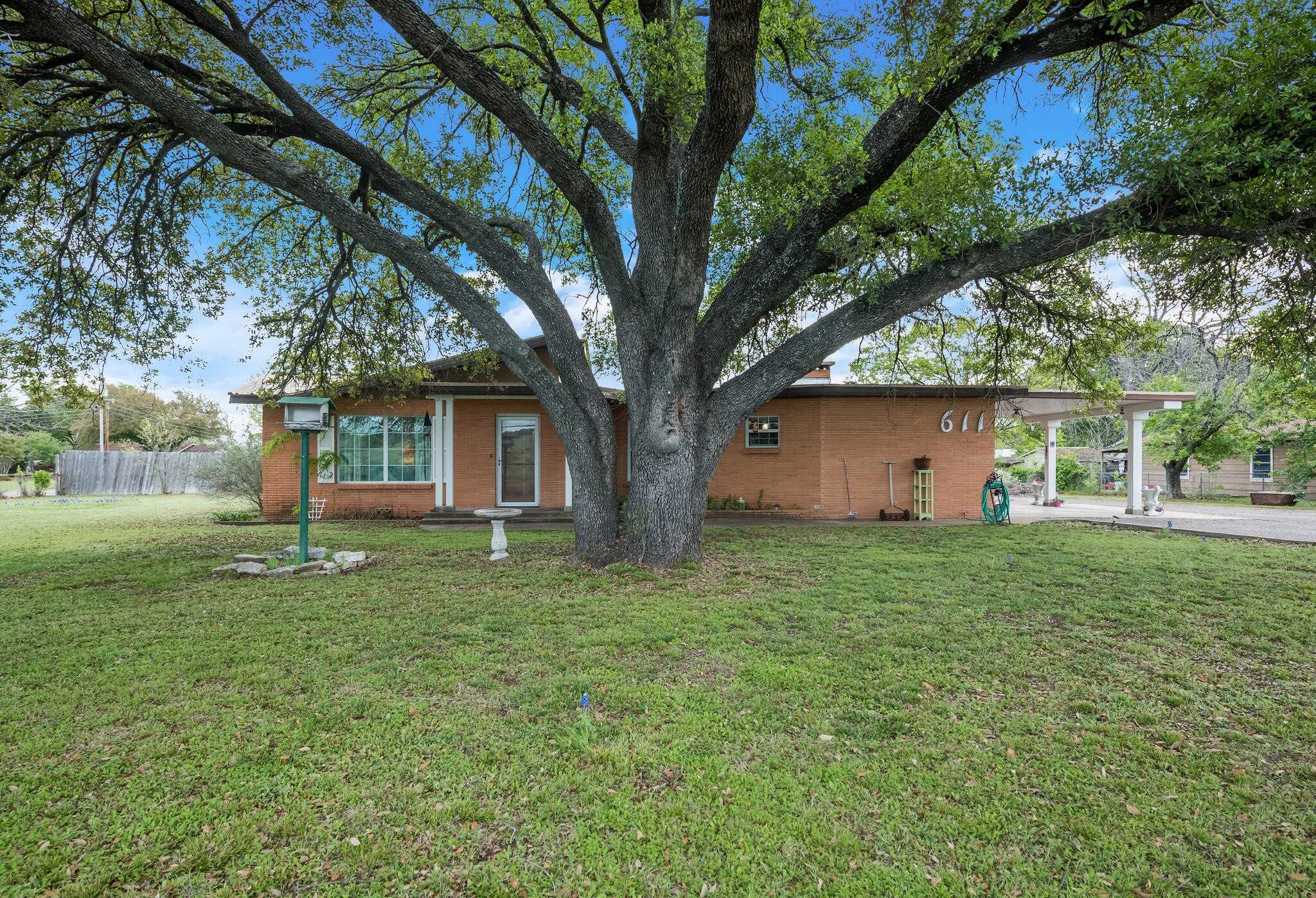 photo 1: 611 N AVENUE Q, Clifton TX 76634